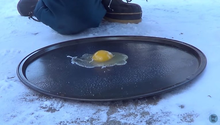 Razbio je jaje na -32 stupnja i pokazao koliko je zapravo bilo hladno u Americi