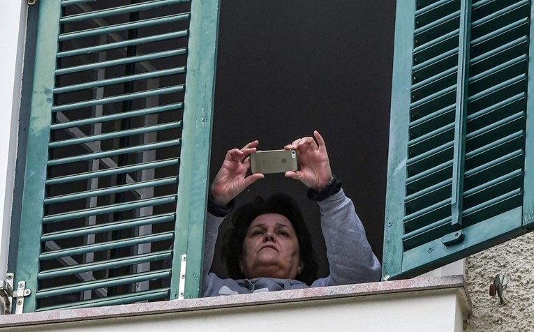 FOTO Sanaderova žena fotografira novinare s prozora
