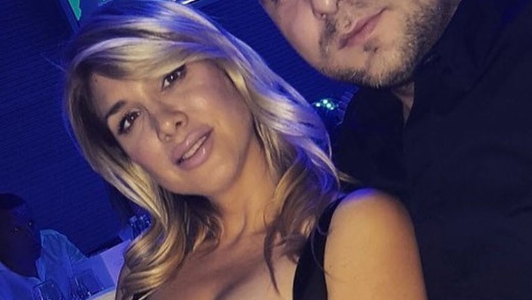 Dekolte kipi: Mirta Šurjak u noćnom izlasku s markantnim kolegom