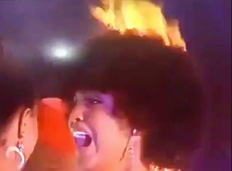 VIDEO Misici se tijekom krunidbe zapalila kosa na pozornici