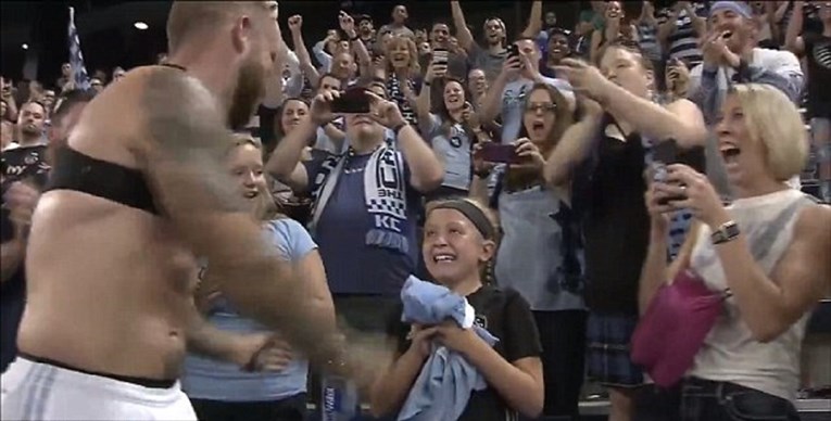 Djevojčica cijelu utakmicu držala transparent pa za rođendan dobila pusu i dres