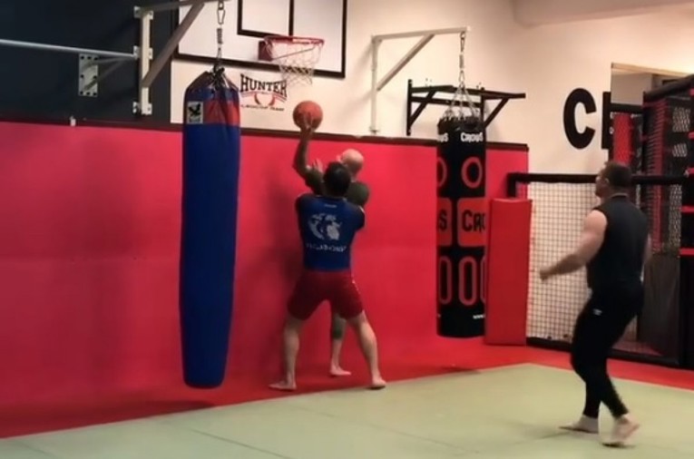 VIDEO Cro Cop i Ishii igraju košarku bez pravila