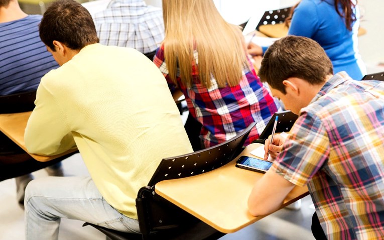 BBC: Britanska vlada poziva na zabranu mobitela u školama