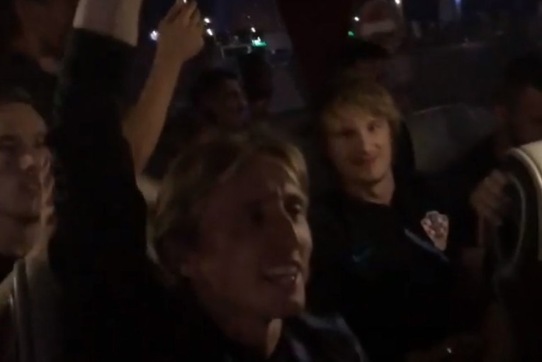 Ćorluka je snimio video godine: Cijeli bus pjeva "Nije u šoldima sve", Modrić najluđi