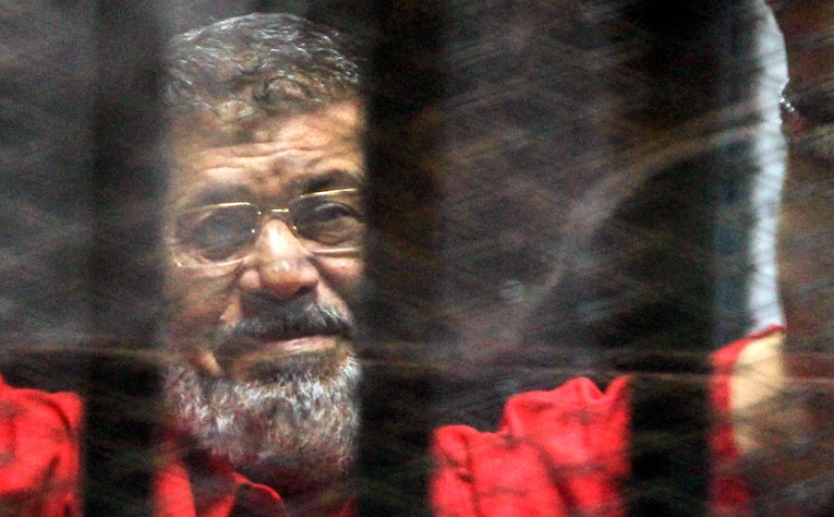 Bivši egipatski predsjednik pokopan nakon što se na sudu srušio i umro