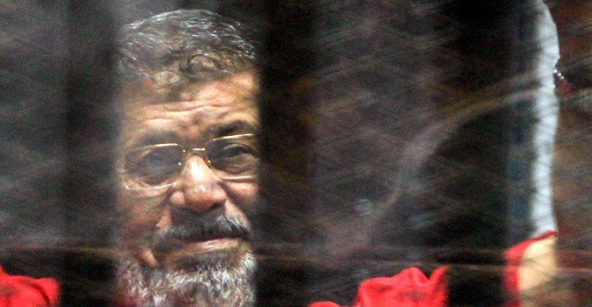 Bivši egipatski predsjednik pokopan nakon što se na sudu srušio i umro