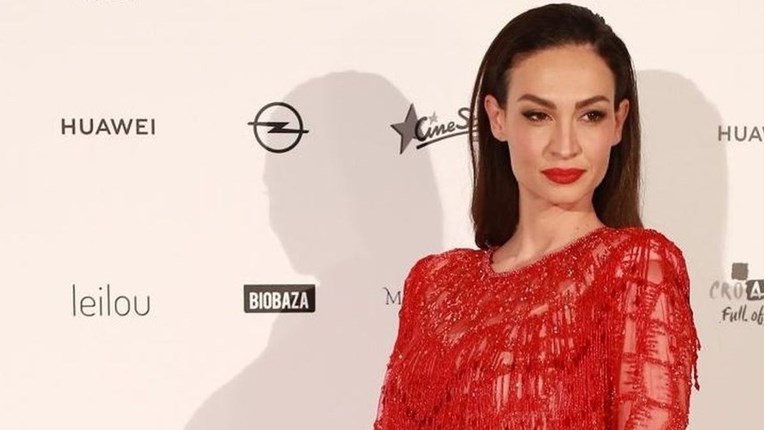 Monika Kravić blistala u kratkoj crvenoj haljini
