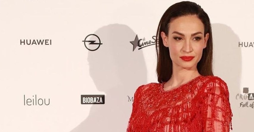 Monika Kravić blistala u kratkoj crvenoj haljini