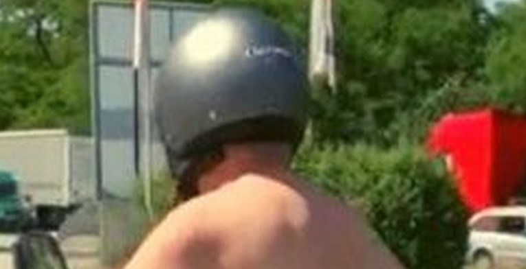 Policija ga zaustavila golog na mopedu, pustili ga bez kazne kad je otkrio zašto