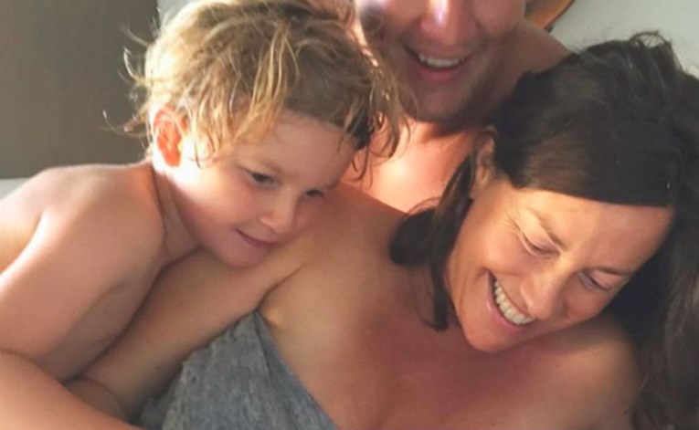 Alanis Morissette objavila fotografiju na kojoj doji kćer okružena obitelji