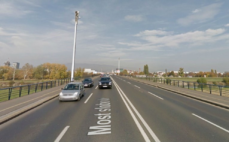 Dva auta se sudarila na mostu u Zagrebu, ozlijeđene tri osobe