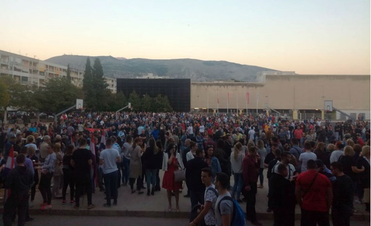 Tisuće ljudi u Mostaru prosvjeduju zbog Komšića