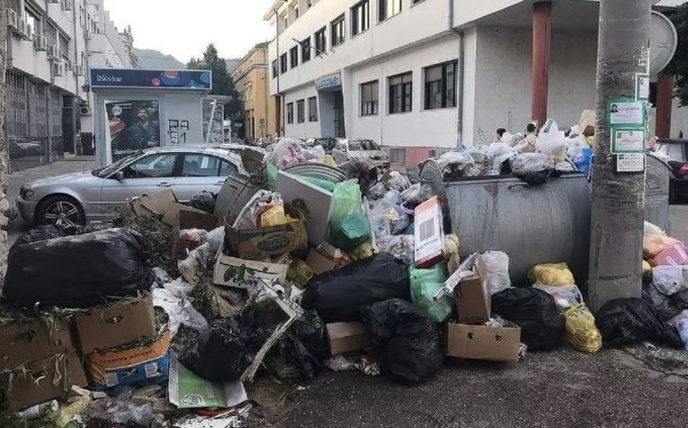 FOTO Mostar je zatrpan smećem, grad užasno smrdi