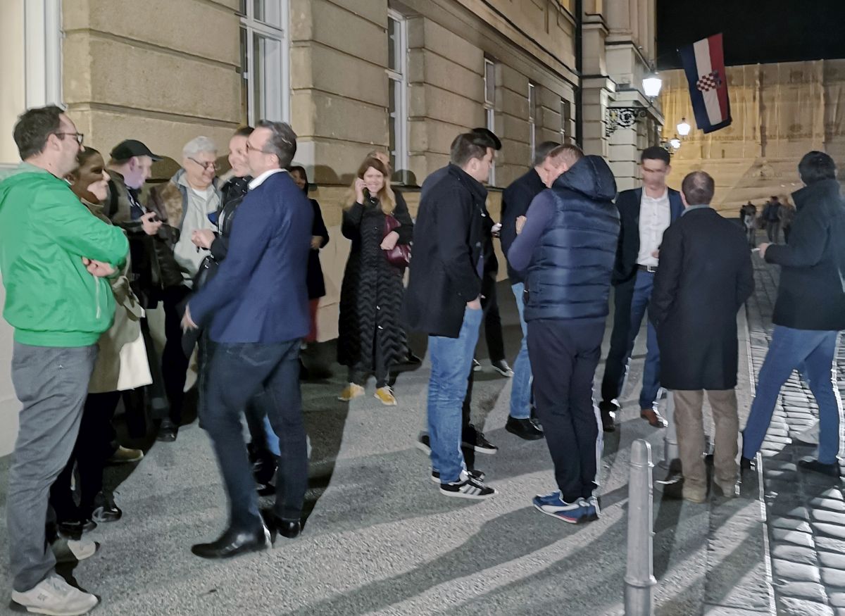 Fanovi Mosta došli pred sabor dati podršku zastupnicima
