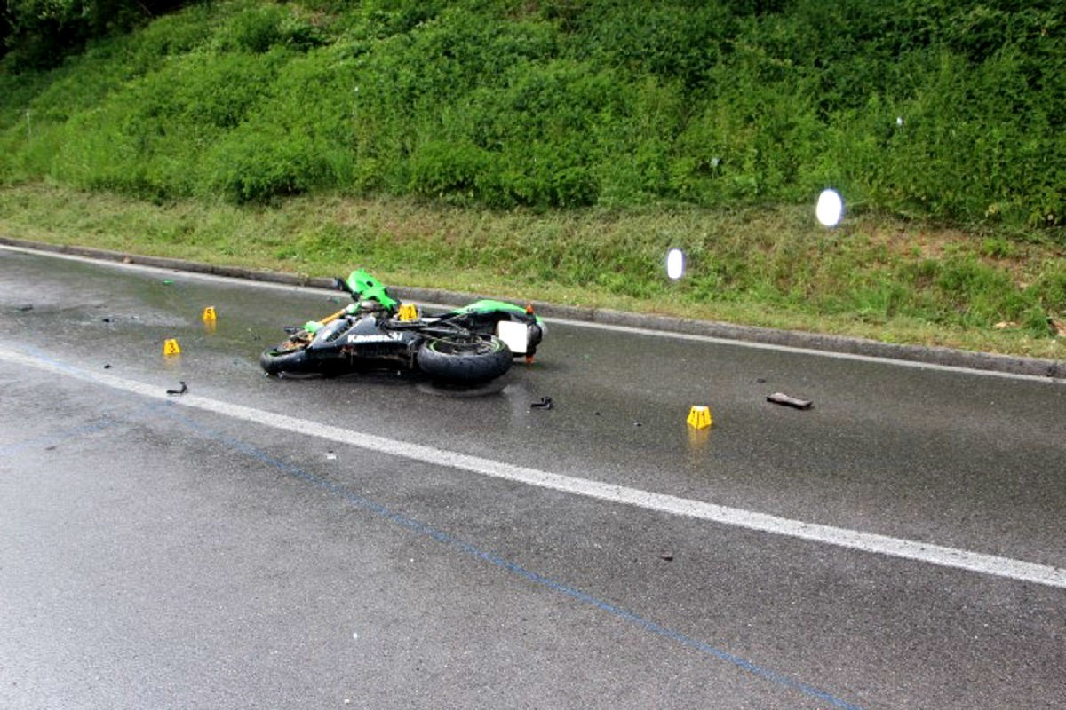 Motorist teško ozlijeđen u nesreći kod Trogira, bori se za život