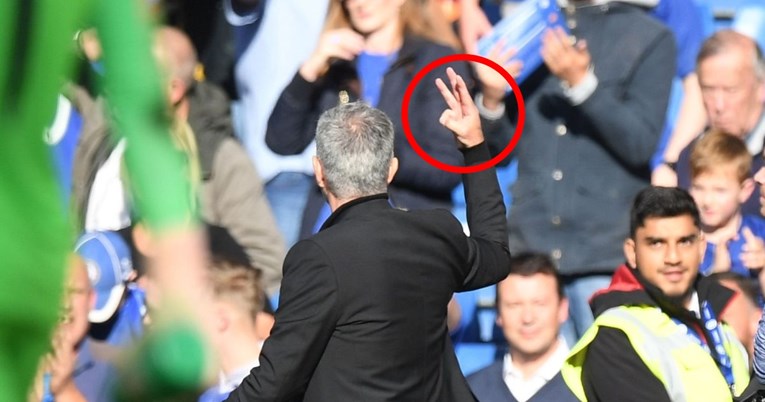 VIDEO Navijači Chelseaja žestoko vrijeđali Mourinha, on im s tri prsta sve rekao