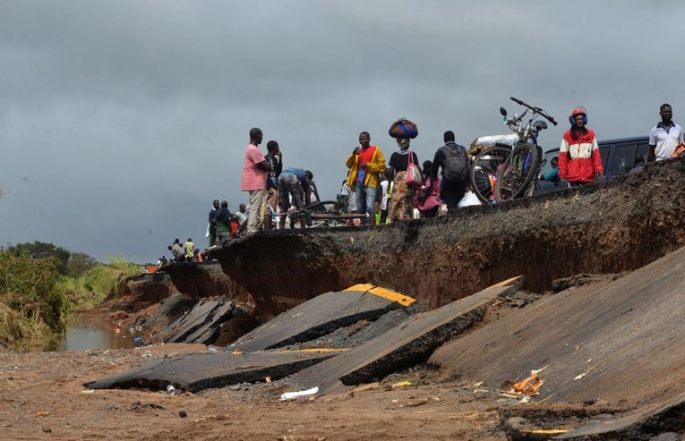 Oluja u Mozambiku ubila preko 200 osoba. Ljudi se penjali na drveće da se spase