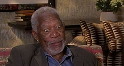Procurile snimke na kojima se Morgan Freeman ljigavo upucava novinarki: "Voliš starije frajere?"