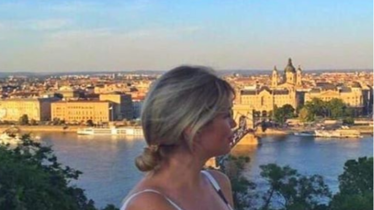 Dekolte Mirte Šurjak odvukao pažnju s panorame Budimpešte pred kojom je pozirala