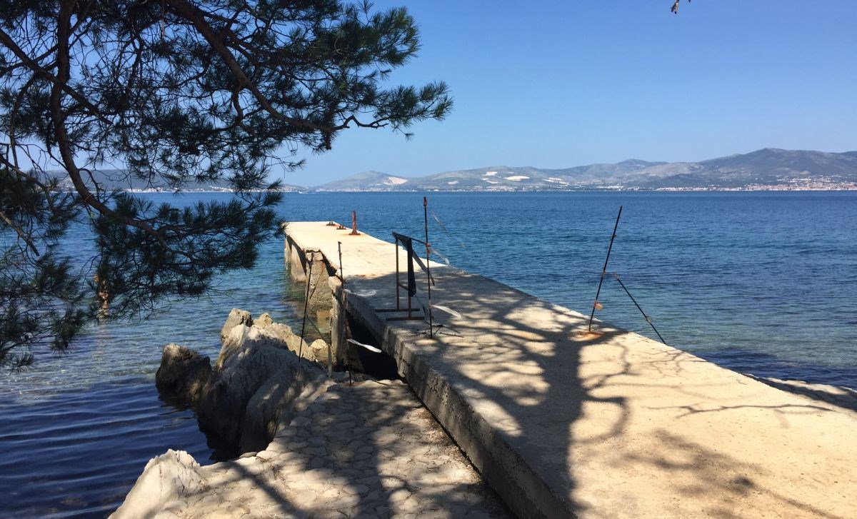 FOTO Mul u Splitu urušio se prije više od pola godine: Metalne šipke i dalje vire, a djeca trče okolo