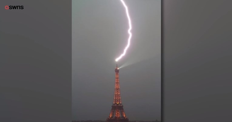 VIDEO Kamere uhvatile udar munje u Eiffelov toranj, pogledajte snimke