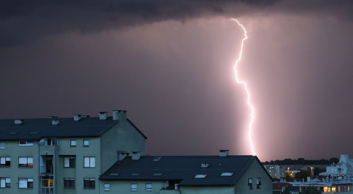 Munja u Zagrebu zapalila kuću, ozlijeđena jedna osoba