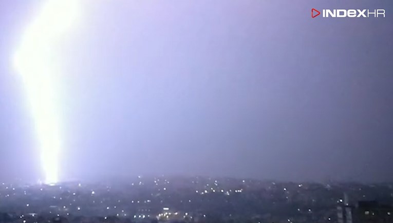 Nevjerojatna snimka munja iznad Beograda osvanula na Redditu