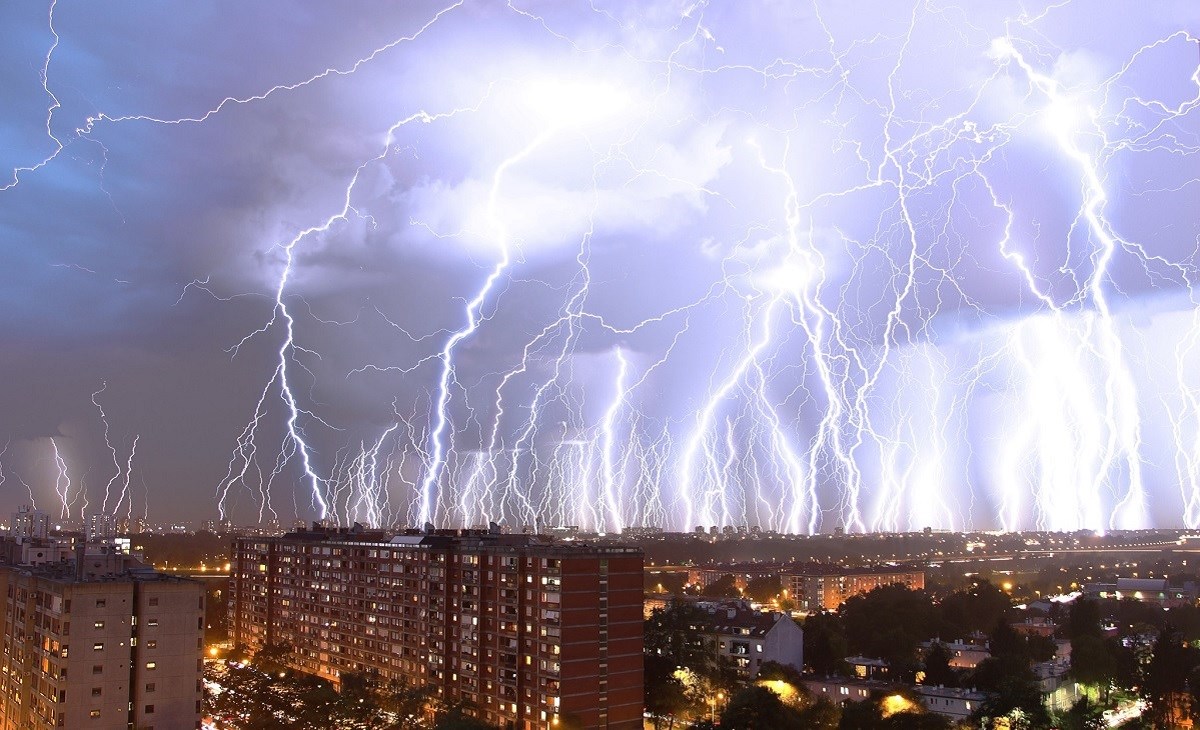 Ekipa na Fejsu masovno dijeli fenomenalnu fotku munja u Zagrebu