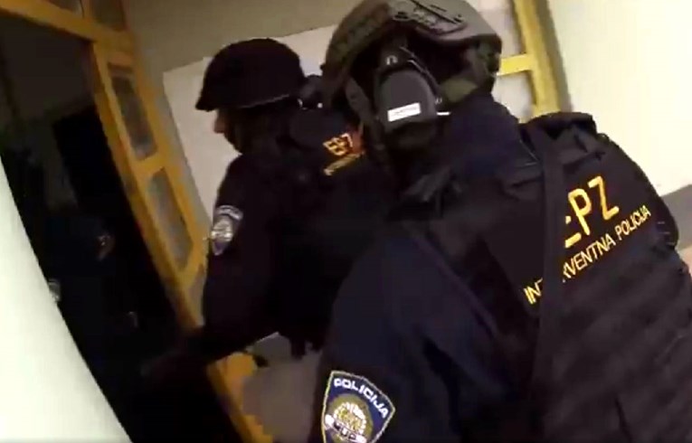 Policija objavila snimku: Pogledajte kako je interventna zaustavila švercere oružja