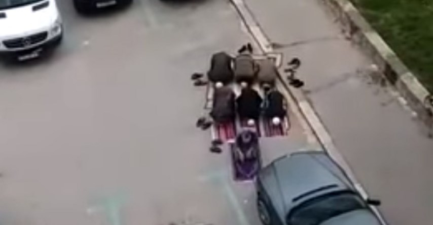 Grupa muslimana klanjala nasred parkirališta u Splitu