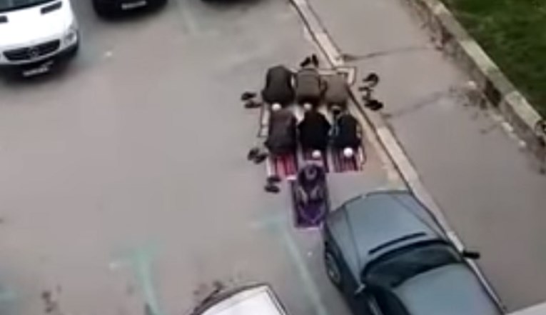 Grupa muslimana klanjala nasred parkirališta u Splitu