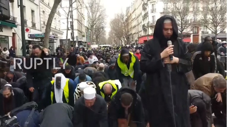 Muslimani mole u javnosti diljem Europe, ali ne i u Parizu. Zabranjeno im je