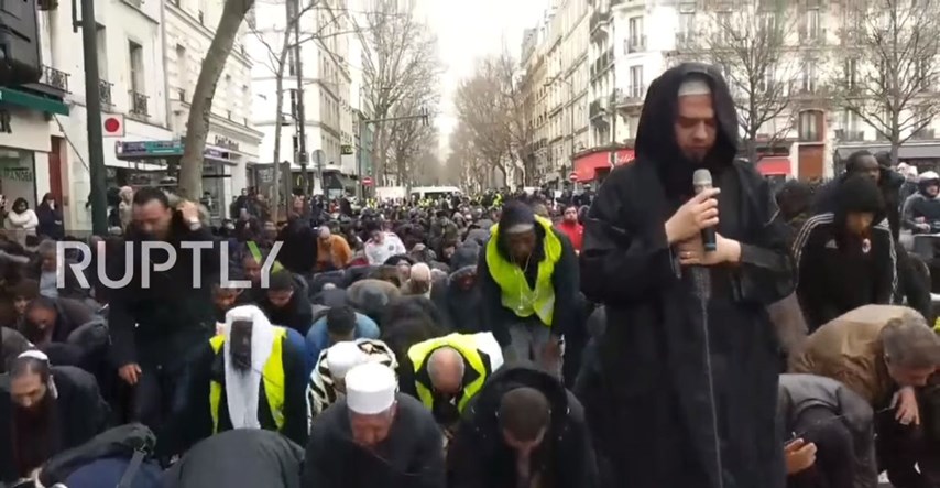 Muslimani mole u javnosti diljem Europe, ali ne i u Parizu. Zabranjeno im je
