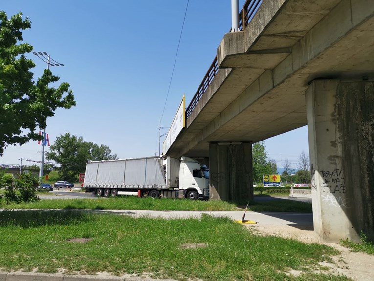 FOTO Kamion se zabio u nadvožnjak u Novom Zagrebu