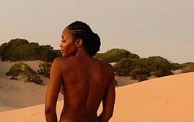 Naomi Campbell pokazala potpuno golu guzu u pustinji