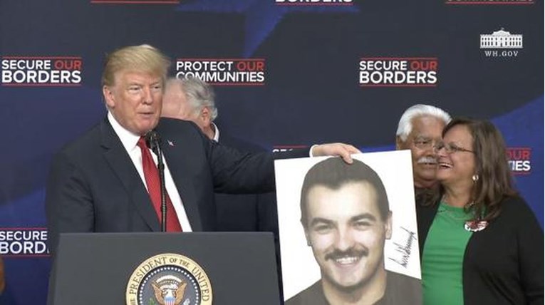 Amerikanci poludjeli kad su vidjeli što je Trump napravio s fotkama mrtvih: "Ego mu nema granice"