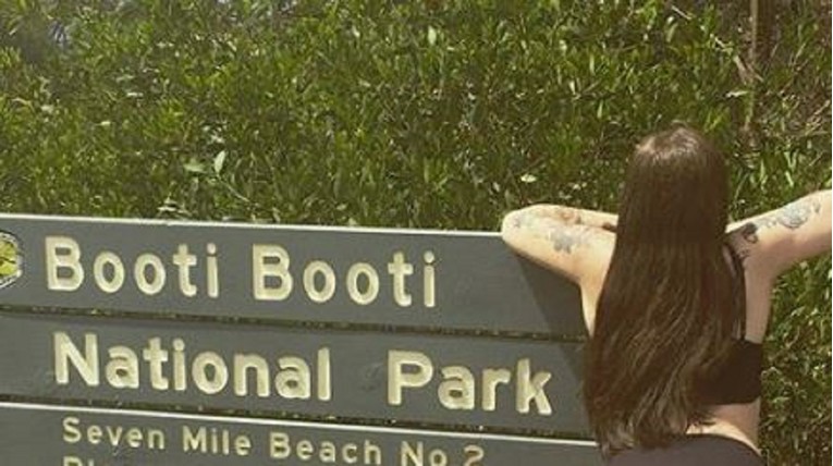 Nećete pogoditi što turistice pokazuju u nacionalnom parku imena Booti Booti :)