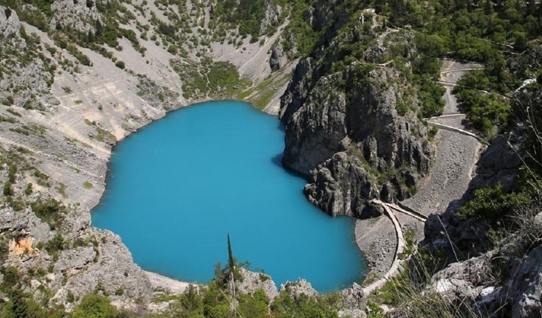 Modro jezero promijenilo je boju i fotografije su kao iz bajke
