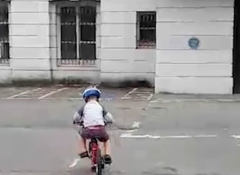 Snimala sina na biciklu, kad je vidjela snimku prestravila ju je sablasna pojava na prozoru