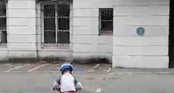 Snimala sina na biciklu, kad je vidjela snimku prestravila ju je sablasna pojava na prozoru