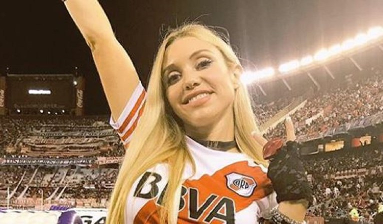 Seksi navijačica Rivera trofej proslavila selfiejem u tangicama