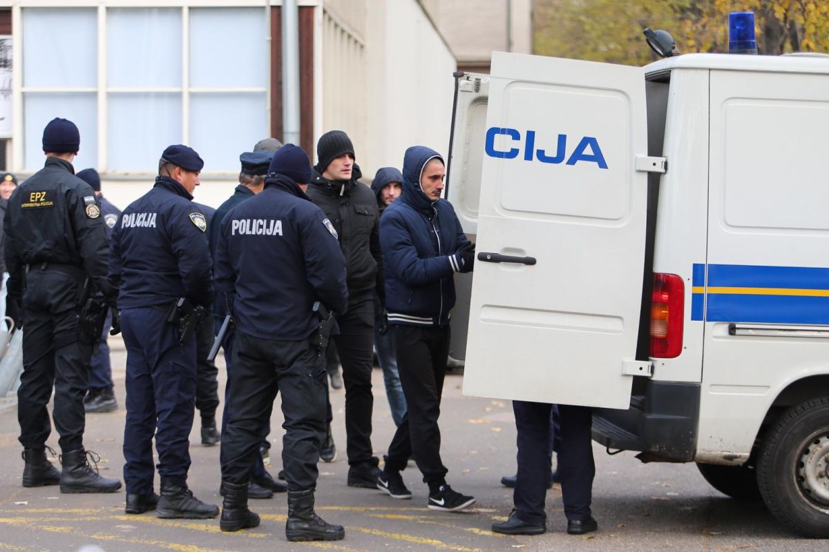 VIDEO Policija postrojava i privodi navijače nakon sukoba BBB-a i Torcide