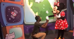Turist zaprosio Minnie Mouse, a Mickeyjeva reakcija postala viralni hit