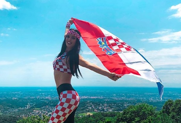 Seksi podrška Vatrenima: Najpoznatija hrvatska navijačica stigla u Soči