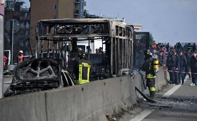 Vozač u Italiji oteo i zapalio školski bus pun djece, 23 ih je ozlijeđeno
