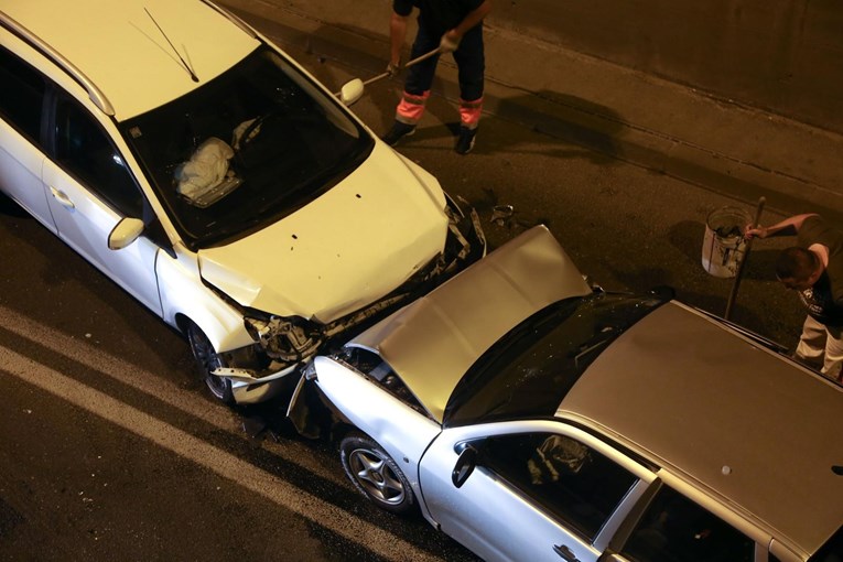 FOTO Nesreća u Zagrebu, dva auta se frontalno sudarila
