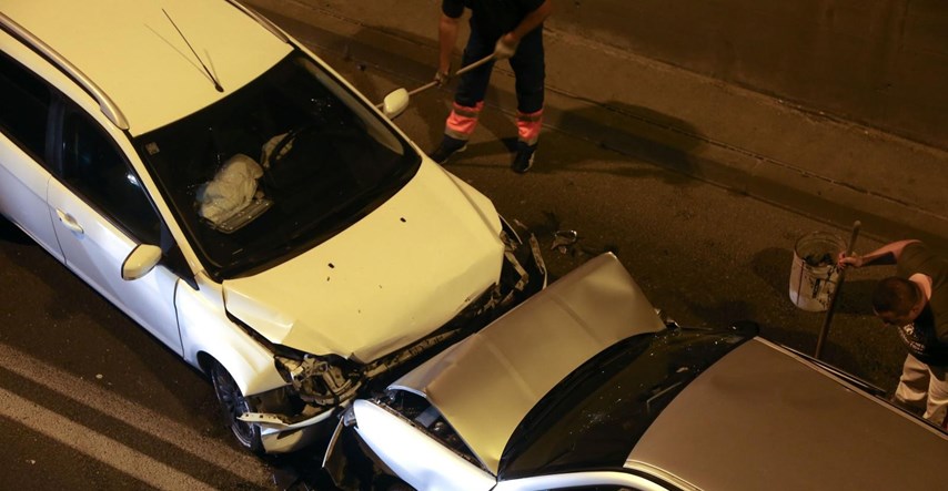 FOTO Nesreća u Zagrebu, dva auta se frontalno sudarila
