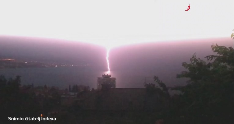 VIDEO Pogledajte kako munje paraju nebo iznad Opatije