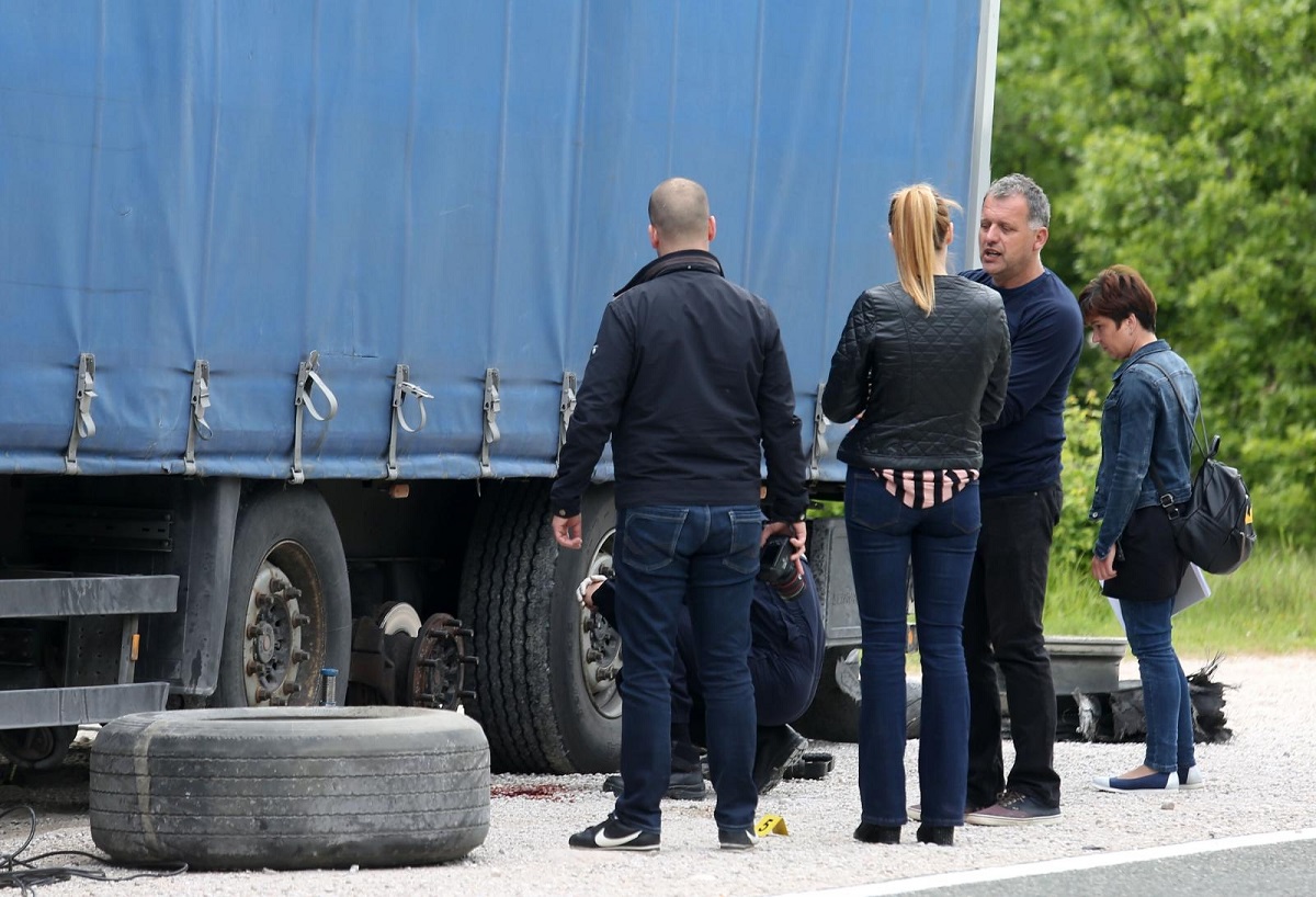 Detalji tragedije kod Knina, na muškarca je pao šleper dok je mijenjao gumu