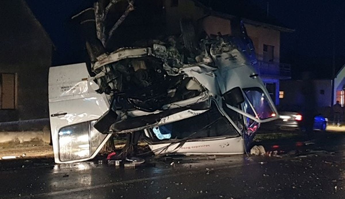 Detalji nesreće: Mladić i trudna djevojka ispali iz kombija, nisu imali pojas